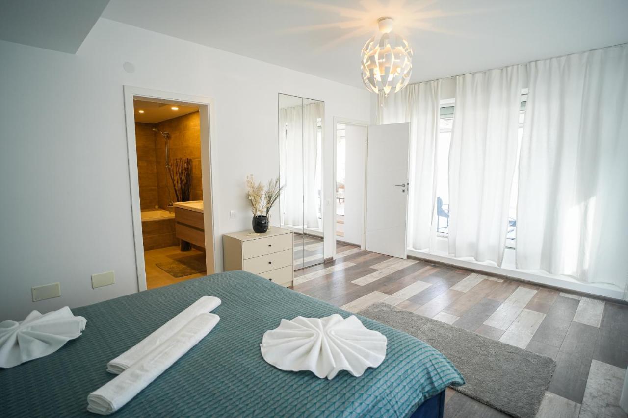 Penthouse With Huge Rooftop & Amazing City View Bucureşti Ngoại thất bức ảnh