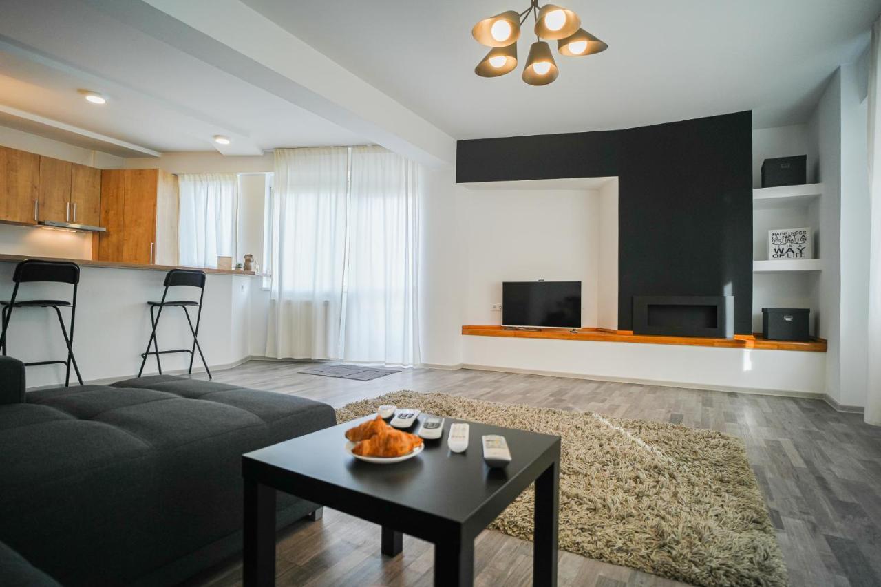 Penthouse With Huge Rooftop & Amazing City View Bucureşti Ngoại thất bức ảnh