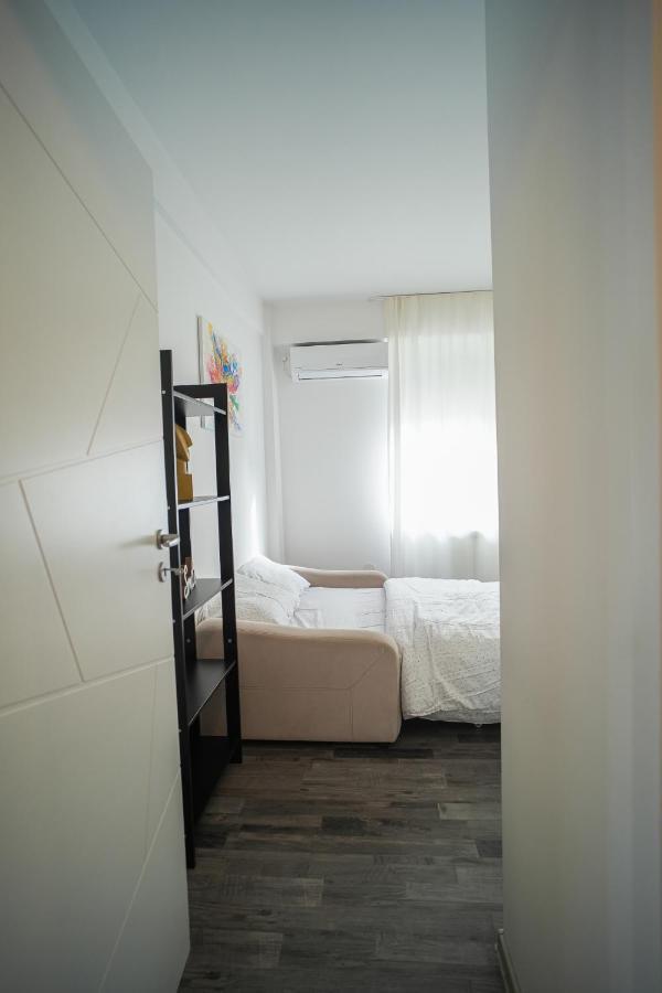 Penthouse With Huge Rooftop & Amazing City View Bucureşti Ngoại thất bức ảnh