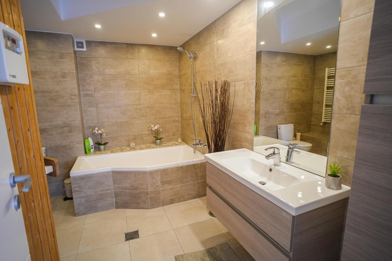 Penthouse With Huge Rooftop & Amazing City View Bucureşti Ngoại thất bức ảnh