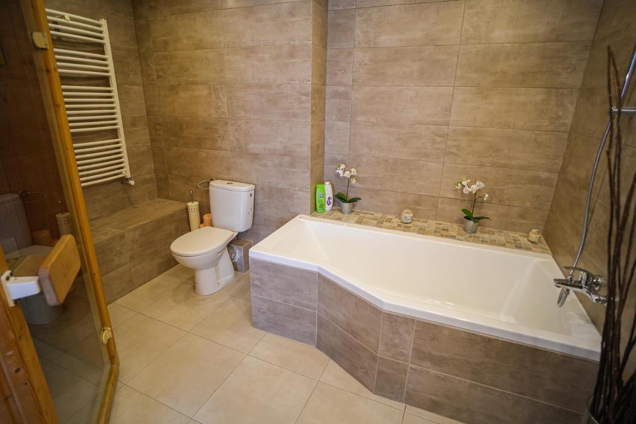 Penthouse With Huge Rooftop & Amazing City View Bucureşti Ngoại thất bức ảnh